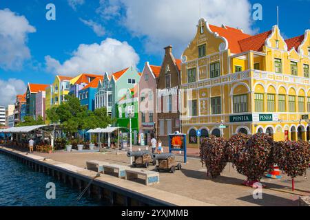 Historische Geschäftshäuser am Wasser im niederländischen Stil an der Handelskade Street in Punda, Willemstad, Curacao. Das historische Willemstad ist ein UNESCO-Weltheld Stockfoto