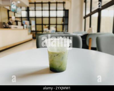 Eine Tasse Matcha-Grüntee-Latte in einem Café-Restaurant oder Coffee Shop Stockfoto