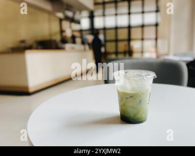 Eine Tasse Matcha-Grüntee-Latte in einem Café-Restaurant oder Coffee Shop Stockfoto