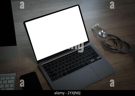 Arzt Person, die Computer Mockup mit weißem Bildschirm Kopierraum in Krankenhaus medizinische Gesundheitswesen Technologie Website Stockfoto