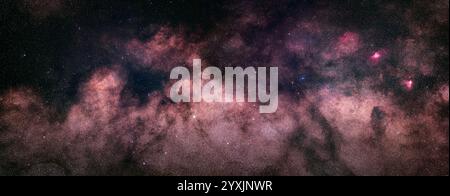 Ein Panorama der Milchstraße von Scutum (links) nach Serpens (rechts). Stockfoto