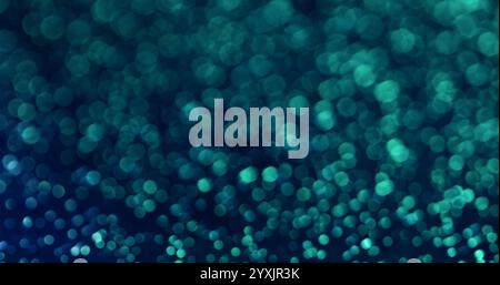 Bokeh-Spangle. Blau funkelnd. Kleine Lichtpartikel sorgen für einen verschwommenen Farbton. Fantasy Atmosphere variabler Spotlight glänzende Staubbrechung. Stockfoto