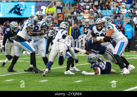 Charlotte, North Carolina, USA. Dezember 2024. Carolina Panthers Quarterback BRYCE YOUNG (9) wird von den Dallas Cowboys Linebacker MICAH PARSONS (11), Dallas Cowboys Defensive Tackle OSA ODIGHIZUWA (97) und Dallas Cowboys Defensive End CHAUNCEY GOLSTON (99) während der zweiten Hälfte des regulären NFL-Spiels zwischen den Dallas Cowboys und den Carolina Panthers im Bank of America Stadium in Charlotte, NC am 15. Dezember 2024 entlassen. Die Cowboys besiegten die Panthers 30''”14. (Kreditbild: © Israel Anta via ZUMA Press Wire) NUR REDAKTIONELLE VERWENDUNG! Nicht für kommerzielle ZWECKE! Stockfoto