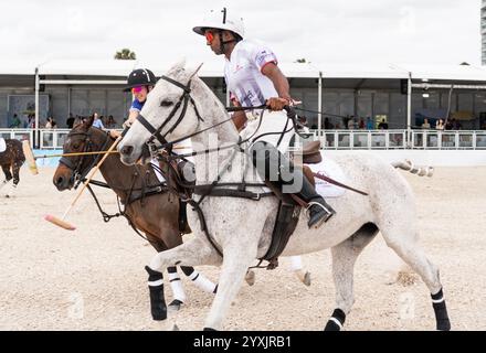 Miami Beach , USA - 17. November. 2024: Polospieler spielen am World Polo League Beach. Polospieler auf den Pferden in Miami Beach, FL Stockfoto