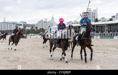 Miami Beach , USA - 17. November. 2024: Polospieler spielen am World Polo League Beach. Polospieler auf den Pferden in Miami Beach, FL Stockfoto