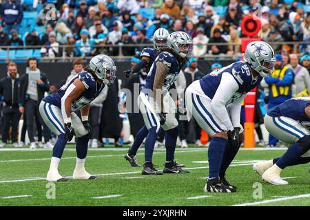 Charlotte, North Carolina, USA. Dezember 2024. Dallas Cowboys Linebacker ERIC KENDRICKS (50), Dallas Cowboys Linebacker MARIST LIUFAU (35) und Dallas Cowboys Defensive End CHAUNCEY GOLSTON (99) in Aktion während der ersten Hälfte des NFL-Spiels zwischen den Dallas Cowboys und den Carolina Panthers im Bank of America Stadium in Charlotte, NC am 15. Dezember 2024. Die Cowboys besiegten die Panthers 30''”14. (Kreditbild: © Israel Anta via ZUMA Press Wire) NUR REDAKTIONELLE VERWENDUNG! Nicht für kommerzielle ZWECKE! Stockfoto