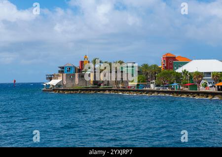 Renaissance Wild Creek Resort im Rif Fort an der Mündung der Sint Anna Bay in Otrobanda, Stadt Willemstad, Curacao. Das historische Willemstad gehört zum UNESCO-Weltkulturerbe Stockfoto