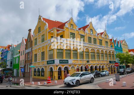 Penha-Gebäude im niederländischen Stil an der Handelskade Street in Punda, Willemstad, Curacao. Das historische Willemstad gehört zum UNESCO-Weltkulturerbe. Stockfoto