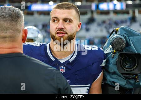 Charlotte, North Carolina, USA. Dezember 2024. Dallas Cowboys Tight End JAKE FERGUSON (87) nach dem regulären NFL-Spiel zwischen den Dallas Cowboys und den Carolina Panthers im Bank of America Stadium in Charlotte, NC am 15. Dezember 2024. Die Cowboys besiegten die Panthers 30''”14. (Kreditbild: © Israel Anta via ZUMA Press Wire) NUR REDAKTIONELLE VERWENDUNG! Nicht für kommerzielle ZWECKE! Stockfoto