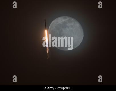 Cape Canaveral, USA. Dezember 2024. Um 19:52 Uhr ET bei bewölkten nächtlichen Bedingungen startete SpaceX GPS III-10/RRT-1 Satelliten von SLC-40. Dies war ein Nahversuch auf dem Mond von Cocoa Florida entlang der A1A. Cape Canaveral Brevard County Florida USA Credit: SIPA USA/Alamy Live News Stockfoto