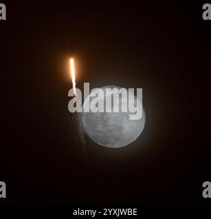 Cape Canaveral, USA. Dezember 2024. Um 19:52 Uhr ET bei bewölkten nächtlichen Bedingungen startete SpaceX GPS III-10/RRT-1 Satelliten von SLC-40. Dies war ein Nahversuch auf dem Mond von Cocoa Florida entlang der A1A. Cape Canaveral Brevard County Florida USA Credit: SIPA USA/Alamy Live News Stockfoto