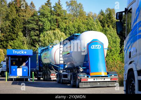 Gütertransporter halten an einem sonnigen Nachmittag an der Tankstelle von Neste Truck Plus an. Salo, Finnland. September 2021. Stockfoto