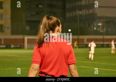 Vigo, Pontevedra, Spanien; 14. Dezember 2024: Eine Schiedsrichterin, die ihre Aufgaben während eines professionellen Fußballspiels ausübt. Stockfoto