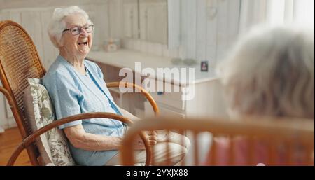Entspannen Sie sich, gehen Sie in den Ruhestand und lächeln Sie mit älteren Freunden im Altersheim, um sich zu unterhalten oder sich zu entspannen. Betreutes Wohnen, Sessel und Lachen mit älteren Frauen Stockfoto