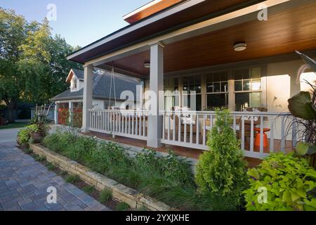 Renovierte Veranda des Hauses mit Landschaftsgestaltung und Blick auf die neue Garage Stockfoto