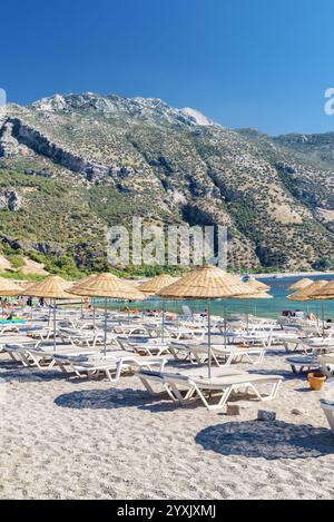 Sonnenschirme und Liegestühle am Oludeniz Beach in der Türkei Stockfoto