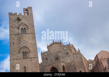 König Friedrich's Tower (Glockenturm der Mutterkirche) und Kirche St. Isidor. Erice Sizilien, Italien Stockfoto