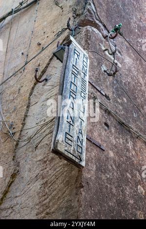 Erice, Italien. 24. September 2011. Altes hölzernes Werbeschild mit eingravierten Buchstaben 'Restaurant'. Erice Sizilien. Stockfoto