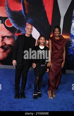 Los Angeles, Kalifornien, USA 16. Dezember 2024 Brian Robbins, die Tochter Stella Robbins und Tracy James nehmen am 16. Dezember 2024 an der Premiere von Paramounts Sonic the Hedgehog 3 im TCL Chinese Theatre in Los Angeles, Kalifornien, USA Teil. Foto: Barry King/Alamy Live News Stockfoto