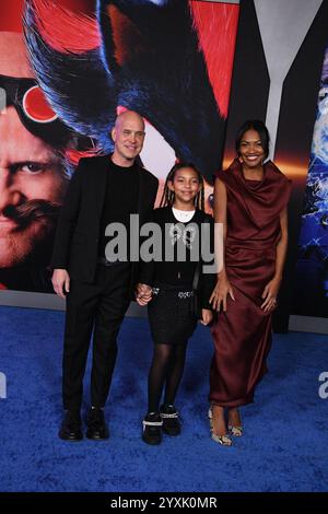 Los Angeles, Kalifornien, USA 16. Dezember 2024 Brian Robbins, die Tochter Stella Robbins und Tracy James nehmen am 16. Dezember 2024 an der Premiere von Paramounts Sonic the Hedgehog 3 im TCL Chinese Theatre in Los Angeles, Kalifornien, USA Teil. Foto: Barry King/Alamy Live News Stockfoto