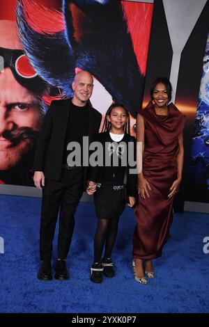 Los Angeles, Kalifornien, USA 16. Dezember 2024 Brian Robbins, die Tochter Stella Robbins und Tracy James nehmen am 16. Dezember 2024 an der Premiere von Paramounts Sonic the Hedgehog 3 im TCL Chinese Theatre in Los Angeles, Kalifornien, USA Teil. Foto: Barry King/Alamy Live News Stockfoto