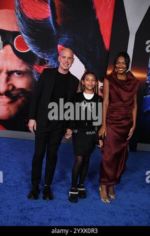 Los Angeles, Kalifornien, USA 16. Dezember 2024 Brian Robbins, die Tochter Stella Robbins und Tracy James nehmen am 16. Dezember 2024 an der Premiere von Paramounts Sonic the Hedgehog 3 im TCL Chinese Theatre in Los Angeles, Kalifornien, USA Teil. Foto: Barry King/Alamy Live News Stockfoto