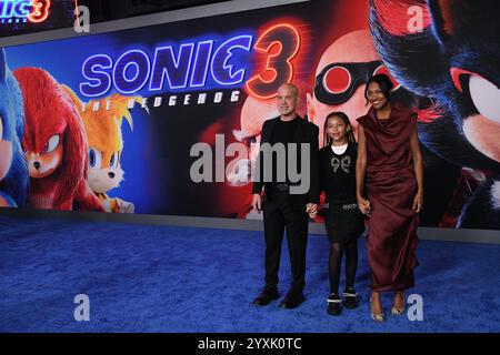 Los Angeles, Kalifornien, USA 16. Dezember 2024 Brian Robbins, die Tochter Stella Robbins und Tracy James nehmen am 16. Dezember 2024 an der Premiere von Paramounts Sonic the Hedgehog 3 im TCL Chinese Theatre in Los Angeles, Kalifornien, USA Teil. Foto: Barry King/Alamy Live News Stockfoto