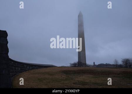 Washington DC, USA. Dezember 2024. Das Washington Monument ist an einem nebeligen Tag in der National Mall in Washington D.C., USA am 16. Dezember 2024 zu sehen. Quelle: Aashish Kiphayet/Alamy Credit: Aashish Kiphayet/Alamy Live News Stockfoto