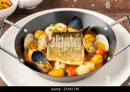 Bouillabaisse Meeresfrüchte-Eintopf mit Fisch, Muscheln, Garnelen und Tintenfischen Stockfoto