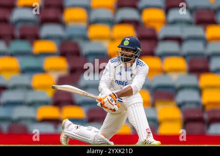 Brisbane, Australien, 17. Dezember 2024. Ravindra Jadeja aus Indien fliegt am 4. Tag des dritten NRMA Insurance Test Matches der Border Gavaskar Trophäe zwischen Australien und Indien bei der Gabba am 17. Dezember 2024 in Brisbane, Australien. Quelle: Santanu Banik/Speed Media/Alamy Live News Stockfoto