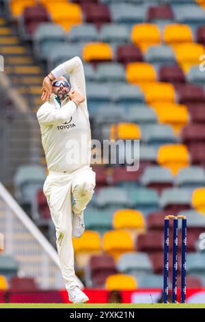 Brisbane, Australien, 17. Dezember 2024. Nathan Lyon von Australien spielt am 4. Tag des dritten NRMA Insurance Test Matches der Trophäe Border Gavaskar zwischen Australien und Indien bei der Gabba am 17. Dezember 2024 in Brisbane, Australien. Quelle: Santanu Banik/Speed Media/Alamy Live News Stockfoto