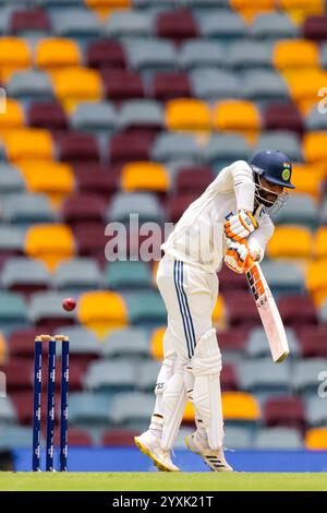 Brisbane, Australien, 17. Dezember 2024. Ravindra Jadeja von Indien schlägt am 4. Tag des dritten NRMA Insurance Test Matches der Border Gavaskar Trophäe zwischen Australien und Indien bei der Gabba am 17. Dezember 2024 in Brisbane, Australien. Quelle: Santanu Banik/Speed Media/Alamy Live News Stockfoto