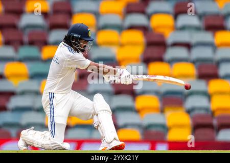 Brisbane, Australien, 17. Dezember 2024. KL Rahul aus Indien fliegt während des vierten Tages des dritten NRMA Insurance Test Matches der Border Gavaskar Trophäe zwischen Australien und Indien bei der Gabba am 17. Dezember 2024 in Brisbane, Australien. Quelle: Santanu Banik/Speed Media/Alamy Live News Stockfoto