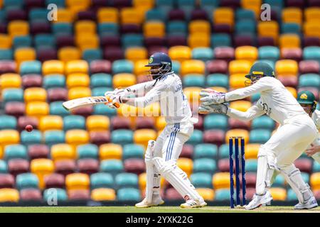 Brisbane, Australien, 17. Dezember 2024. Ravindra Jadeja aus Indien fährt am 4. Tag des dritten NRMA Insurance Test Matches der Border Gavaskar Trophäe zwischen Australien und Indien bei der Gabba am 17. Dezember 2024 in Brisbane, Australien. Quelle: Santanu Banik/Speed Media/Alamy Live News Stockfoto