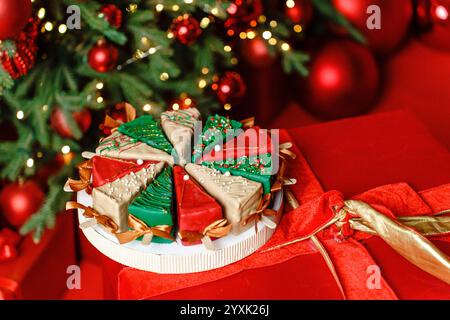 Neujahrsdessert in Form von portionierten Dreiecken auf einem Stock Stockfoto