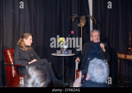 München, Deutschland. Dezember 2024. Die SPD-Kandidatin Philippa Sigl-Gloeckner für München Nord spricht am 16. Dezember 2024 in München mit dem ehemaligen Münchner Bürgermeister Christian Ude im Lach und Schiess. (Foto: Alexander Pohl/SIPA USA) Credit: SIPA USA/Alamy Live News Stockfoto