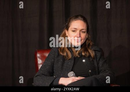 München, Deutschland. Dezember 2024. Die SPD-Kandidatin Philippa Sigl-Gloeckner für München Nord spricht am 16. Dezember 2024 in München mit dem ehemaligen Münchner Bürgermeister Christian Ude im Lach und Schiess. (Foto: Alexander Pohl/SIPA USA) Credit: SIPA USA/Alamy Live News Stockfoto