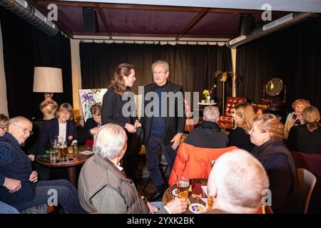 München, Deutschland. Dezember 2024. Die SPD-Kandidatin Philippa Sigl-Gloeckner für München Nord spricht am 16. Dezember 2024 in München mit dem ehemaligen Münchner Bürgermeister Christian Ude im Lach und Schiess. (Foto: Alexander Pohl/SIPA USA) Credit: SIPA USA/Alamy Live News Stockfoto