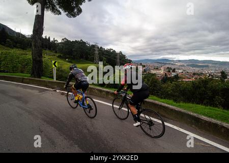 Bogota, Kolumbien. November 2024. Radfahrer nehmen an der „Gran Fondo de Bogota“ Teil, die die Stadt mit mehr als 5,000 Radfahrern übernahm, die am 17. November 2024 aus ganz Kolumbien reisten, um mit den Radfahrern Mariana Pajon, Egan Bernal, Rigoberto Uran und Nairo Quintana teilzunehmen und zu fahren. Foto: Sebastian Barros/Long Visual Press Credit: Long Visual Press/Alamy Live News Stockfoto