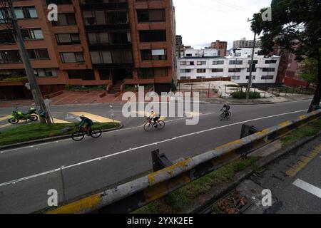 Bogota, Kolumbien. November 2024. Radfahrer nehmen an der „Gran Fondo de Bogota“ Teil, die die Stadt mit mehr als 5,000 Radfahrern übernahm, die am 17. November 2024 aus ganz Kolumbien reisten, um mit den Radfahrern Mariana Pajon, Egan Bernal, Rigoberto Uran und Nairo Quintana teilzunehmen und zu fahren. Foto: Sebastian Barros/Long Visual Press Credit: Long Visual Press/Alamy Live News Stockfoto