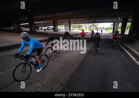 Bogota, Kolumbien. November 2024. Radfahrer nehmen an der „Gran Fondo de Bogota“ Teil, die die Stadt mit mehr als 5,000 Radfahrern übernahm, die am 17. November 2024 aus ganz Kolumbien reisten, um mit den Radfahrern Mariana Pajon, Egan Bernal, Rigoberto Uran und Nairo Quintana teilzunehmen und zu fahren. Foto: Sebastian Barros/Long Visual Press Credit: Long Visual Press/Alamy Live News Stockfoto