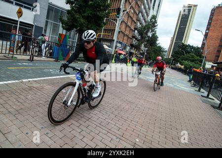 Bogota, Kolumbien. November 2024. Radfahrer nehmen an der „Gran Fondo de Bogota“ Teil, die die Stadt mit mehr als 5,000 Radfahrern übernahm, die am 17. November 2024 aus ganz Kolumbien reisten, um mit den Radfahrern Mariana Pajon, Egan Bernal, Rigoberto Uran und Nairo Quintana teilzunehmen und zu fahren. Foto: Sebastian Barros/Long Visual Press Credit: Long Visual Press/Alamy Live News Stockfoto