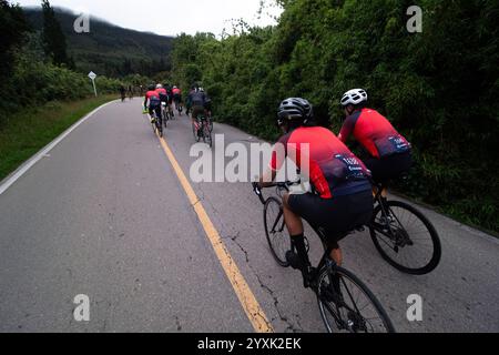 Bogota, Kolumbien. November 2024. Radfahrer nehmen an der „Gran Fondo de Bogota“ Teil, die die Stadt mit mehr als 5,000 Radfahrern übernahm, die am 17. November 2024 aus ganz Kolumbien reisten, um mit den Radfahrern Mariana Pajon, Egan Bernal, Rigoberto Uran und Nairo Quintana teilzunehmen und zu fahren. Foto: Sebastian Barros/Long Visual Press Credit: Long Visual Press/Alamy Live News Stockfoto