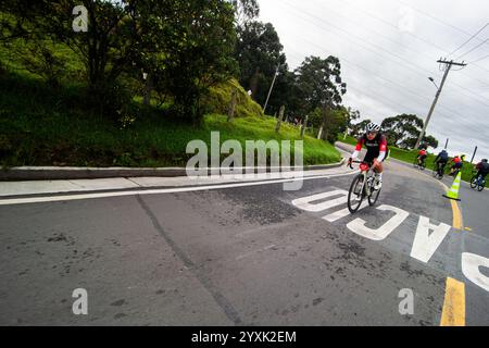 Bogota, Kolumbien. November 2024. Radfahrer nehmen an der „Gran Fondo de Bogota“ Teil, die die Stadt mit mehr als 5,000 Radfahrern übernahm, die am 17. November 2024 aus ganz Kolumbien reisten, um mit den Radfahrern Mariana Pajon, Egan Bernal, Rigoberto Uran und Nairo Quintana teilzunehmen und zu fahren. Foto: Sebastian Barros/Long Visual Press Credit: Long Visual Press/Alamy Live News Stockfoto