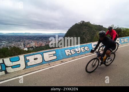 Bogota, Kolumbien. November 2024. Radfahrer nehmen an der „Gran Fondo de Bogota“ Teil, die die Stadt mit mehr als 5,000 Radfahrern übernahm, die am 17. November 2024 aus ganz Kolumbien reisten, um mit den Radfahrern Mariana Pajon, Egan Bernal, Rigoberto Uran und Nairo Quintana teilzunehmen und zu fahren. Foto: Sebastian Barros/Long Visual Press Credit: Long Visual Press/Alamy Live News Stockfoto