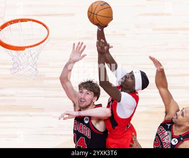 Toronto, Kanada. Dezember 2024. Chris Boucher (C) von Toronto Raptors spielt im NBA-Spiel 2024-2025 zwischen Toronto Raptors und Chicago Bulls am 16. Dezember 2024 in Toronto, Kanada. Quelle: Zou Zheng/Xinhua/Alamy Live News Stockfoto