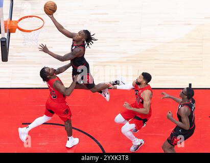 Toronto, Kanada. Dezember 2024. Ayo Dosunmu (Top) der Chicago Bulls tritt 2024-2025 am 16. Dezember 2024 im NBA Regular Season Spiel zwischen Toronto Raptors und Chicago Bulls in Toronto auf. Quelle: Zou Zheng/Xinhua/Alamy Live News Stockfoto