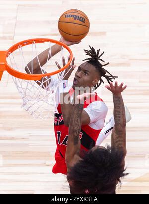 Toronto, Kanada. Dezember 2024. Ja’Kobe Walter (Top) von Toronto Raptors tritt am 16. Dezember 2024-2025 in Toronto, Kanada, für einen Layup auf, während der regulären NBA-Saison zwischen Toronto Raptors und Chicago Bulls am 16. Dezember 2024. Quelle: Zou Zheng/Xinhua/Alamy Live News Stockfoto