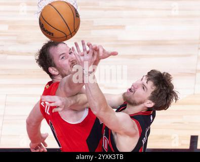 Toronto, Kanada. Dezember 2024. Matas Buzelis (R) von Chicago Bulls streitet mit Jakob Poeltl von Toronto Raptors während des regulären NBA-Saisonspiels 2024-2025 zwischen Toronto Raptors und Chicago Bulls in Toronto, Kanada, am 16. Dezember 2024. Quelle: Zou Zheng/Xinhua/Alamy Live News Stockfoto