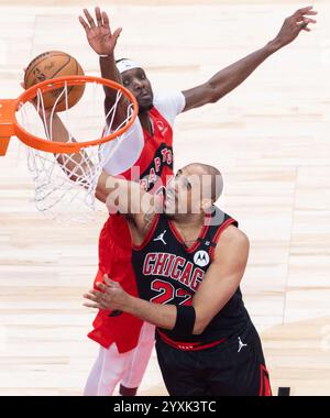 Toronto, Kanada. Dezember 2024. Talen Horton-Tucker (Front) der Chicago Bulls tritt 2024-2025 am 16. Dezember 2024 im NBA Regular Season Spiel zwischen Toronto Raptors und Chicago Bulls in Toronto auf. Quelle: Zou Zheng/Xinhua/Alamy Live News Stockfoto